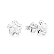 E-11879 - 925 Sterling silver stud with synthetic pearl.
