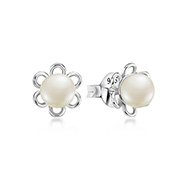 E-12820/1 - 925 Sterling silver stud with fresh water pearl.