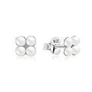 E-13240 - 925 Sterling silver stud with synthetic pearl.