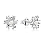 E-13722 - 925 Sterling silver stud with synthetic pearl.