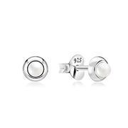 E-13733 - 925 Sterling silver stud with synthetic pearl.