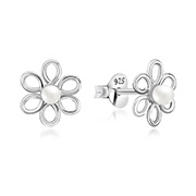 E-13967 - 925 Sterling silver stud with synthetic pearl.