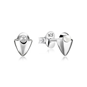 E-13974 - 925 Sterling silver stud with synthetic pearl.